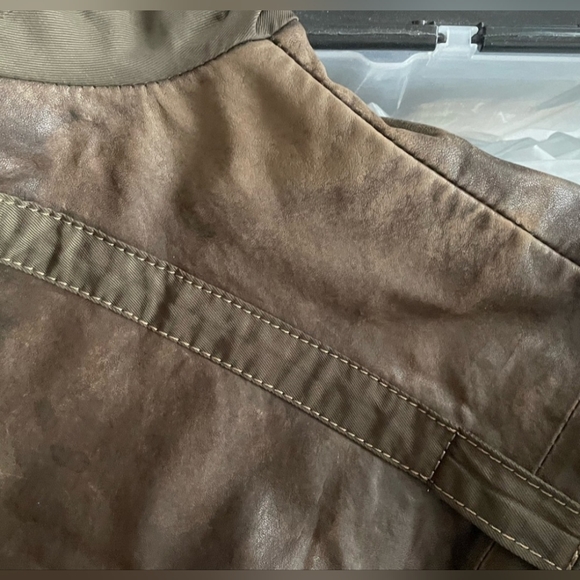 Women's Fur-Trimmed Jacket - Picture 9 of 10